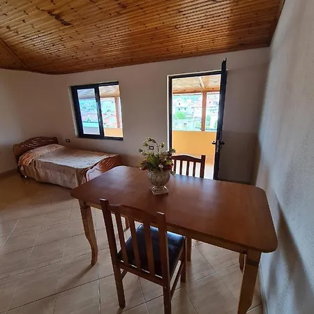 Bar Kafe Pjetri * Patza-Kuqani