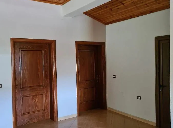 Bar Kafe Pjetri * Patza-Kuqani