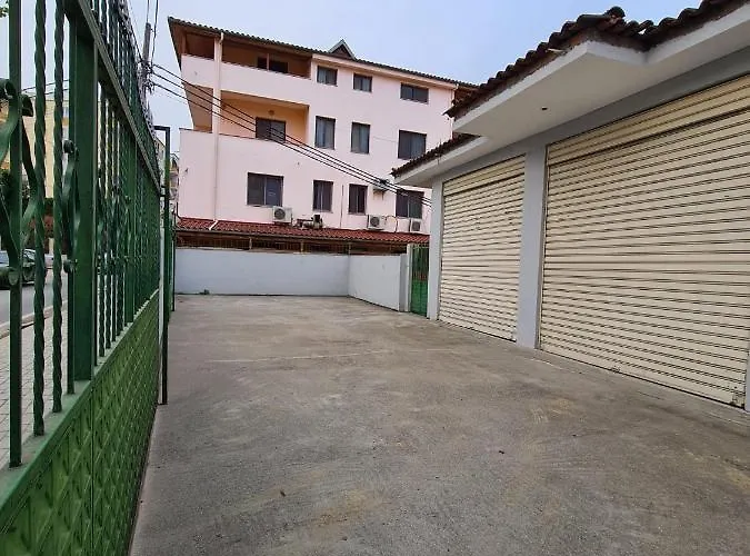 Bar Kafe Pjetri Ubytování v soukromí *